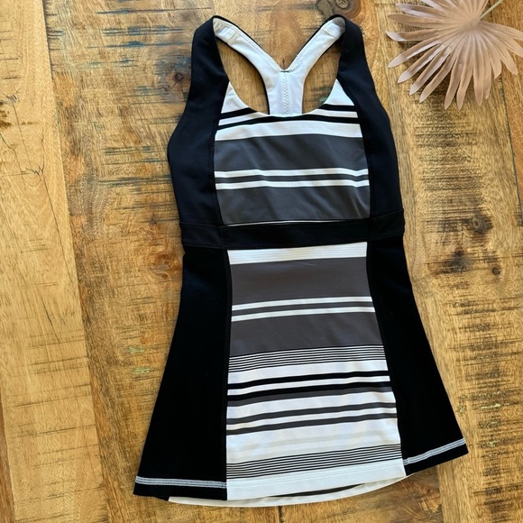 Lululemon Athletica  Run Fast Track Black White Stripe Criss Cross Back Size 2 - Picture 11 of 12